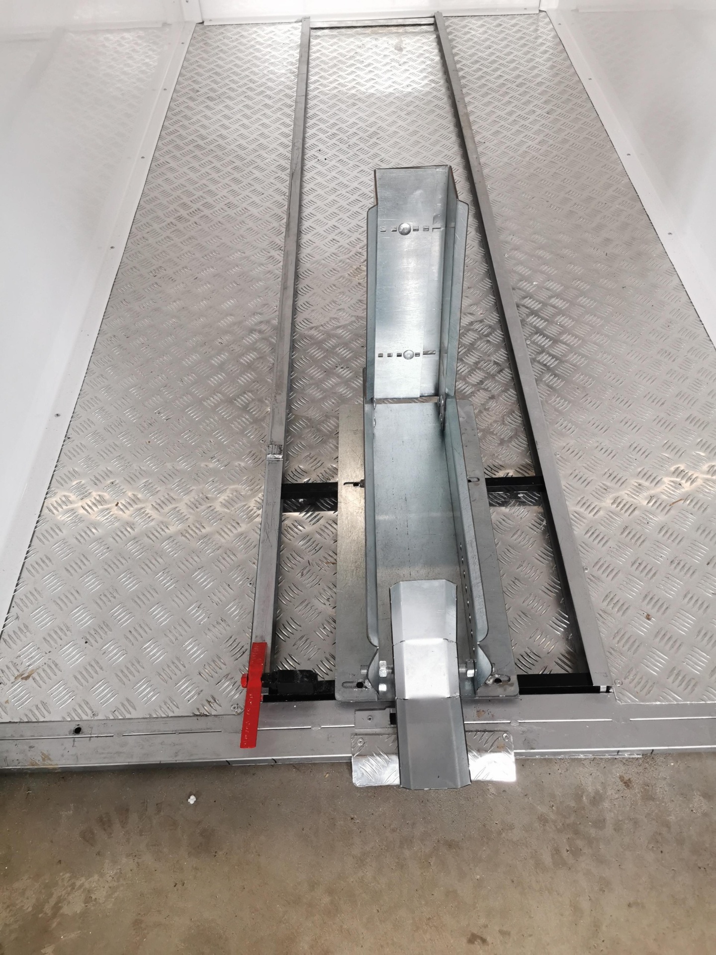 BikerBox gulv med hjulskinner i detalj