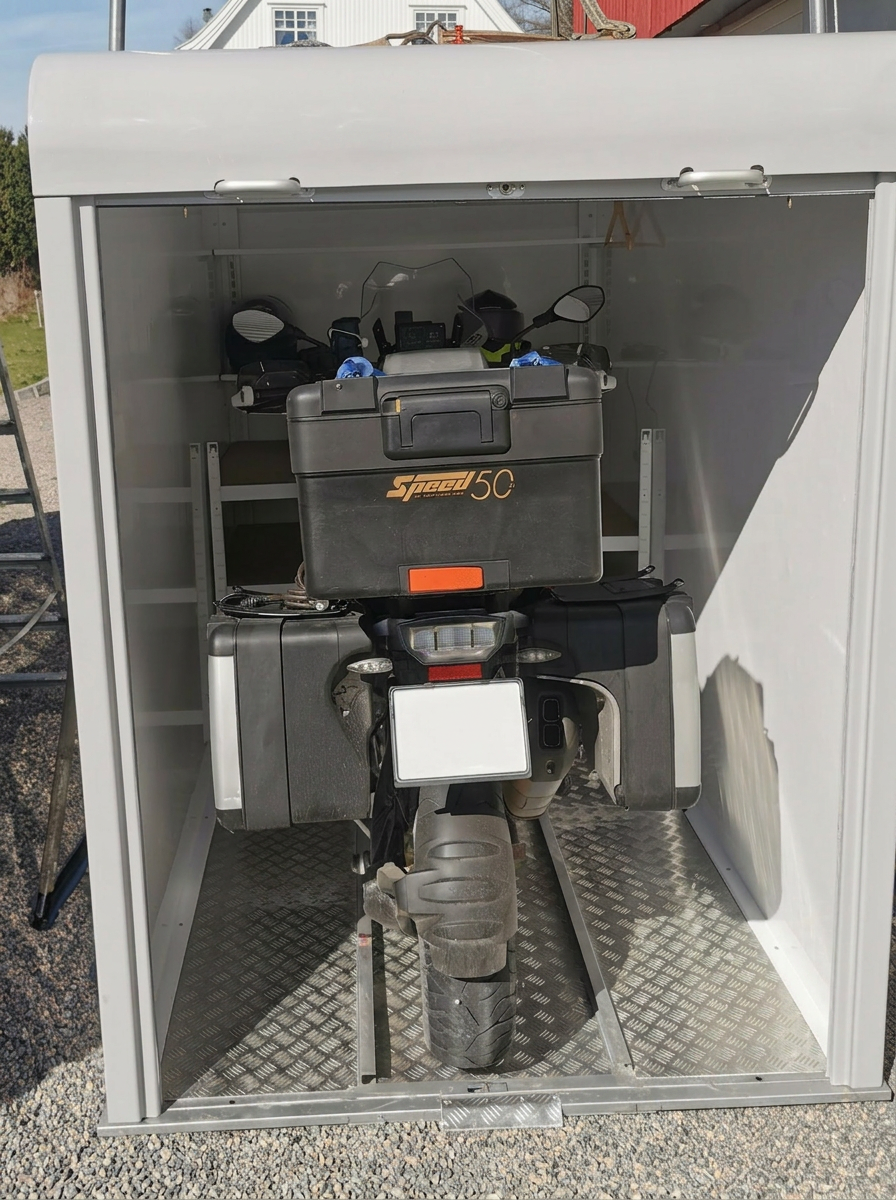 Stor BMW motorsykkel med topkoffert i BikerBox – god plass