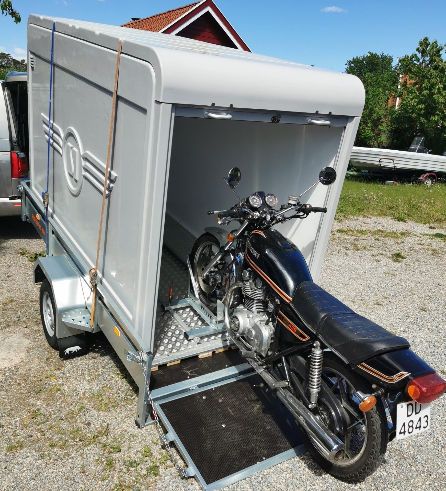 Suzuki motorsykkel kjøres ut av BikerBox på tilhenger – enkel inn- og utlasting