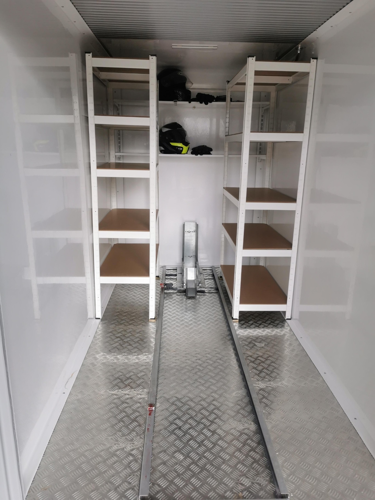 BikerBox interiør med hyller og lagringsplass