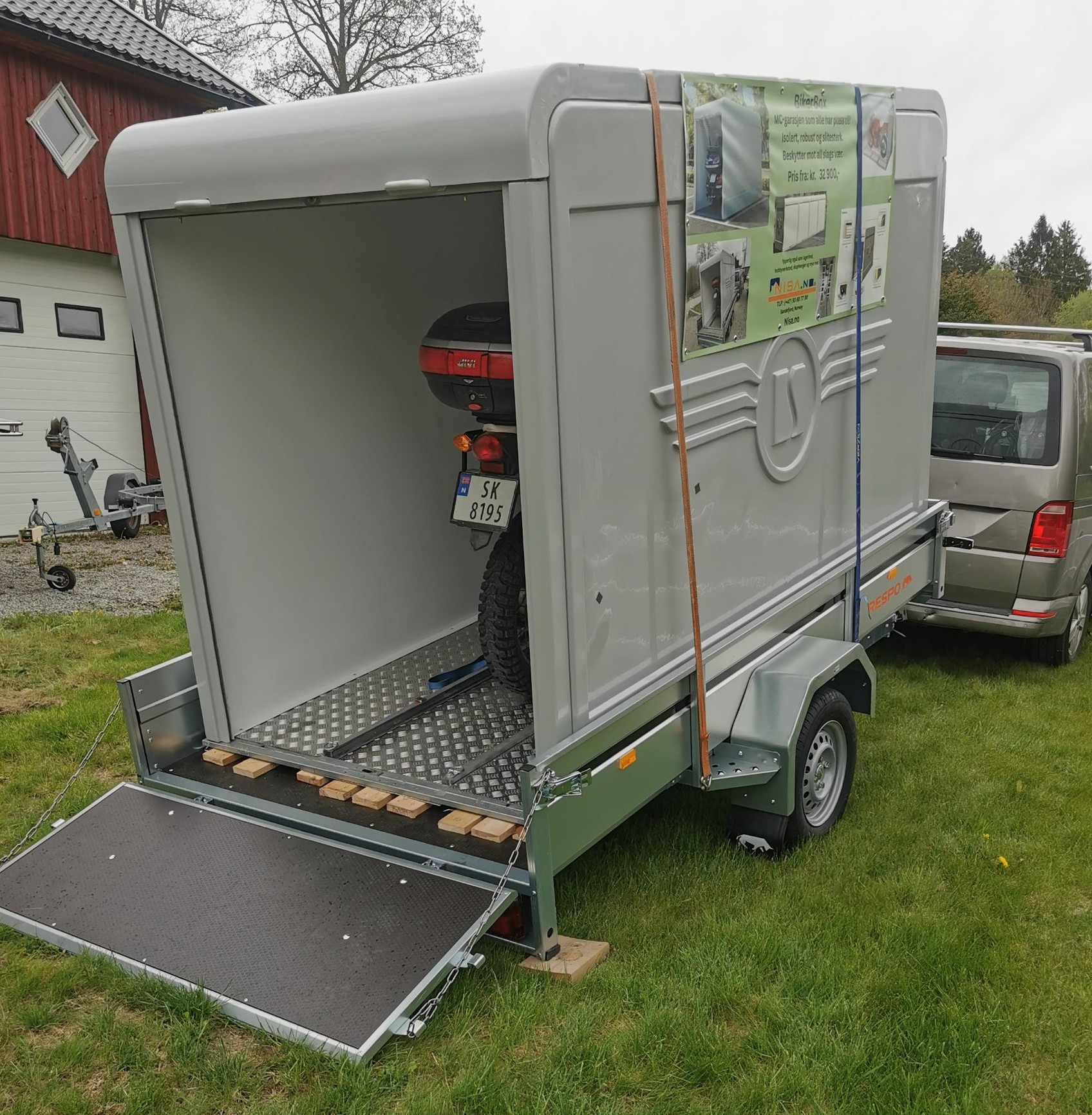 BikerBox på tilhenger med motorsykkel inne – klar for transport og levering